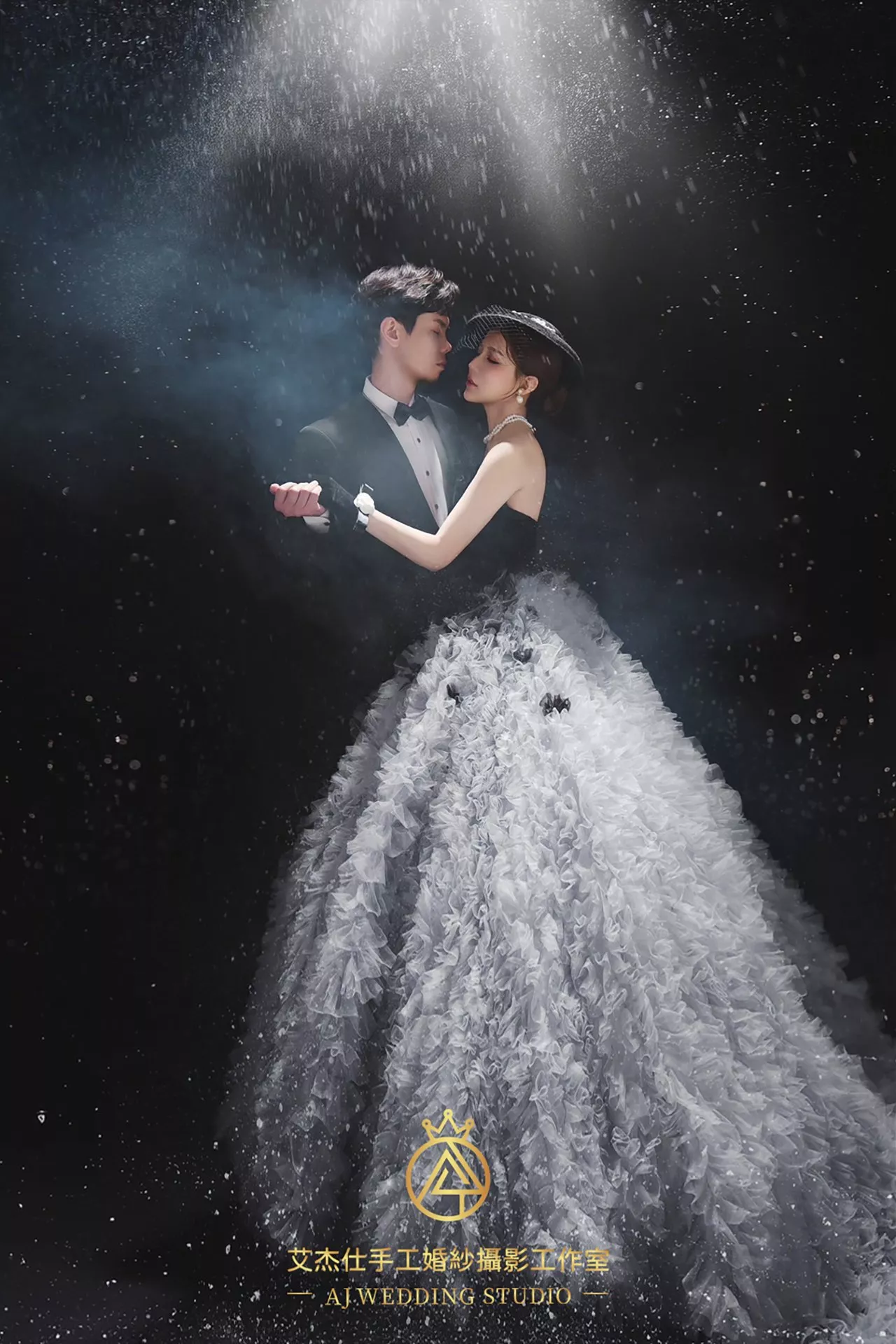 桃園中壢婚紗攝影推薦-婚紗攝影作品-AJWedding艾杰仕婚紗攝影-棚內拍攝-光影-黑色禮服(1)-婚紗攝影新人作品｜奧黛麗赫本｜復古｜婚紗作品